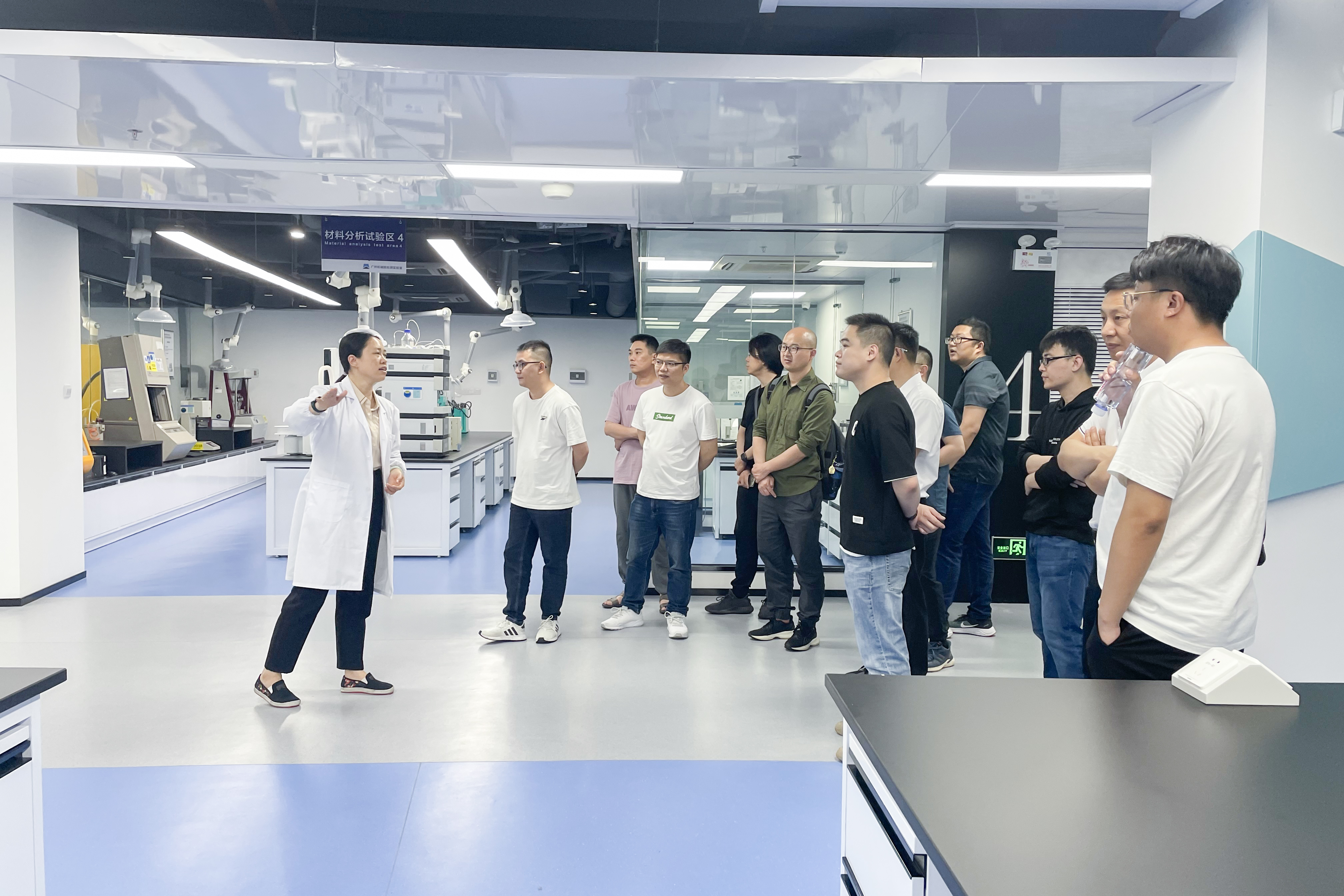 参观实验室.jpg 参观实验室.jpg
